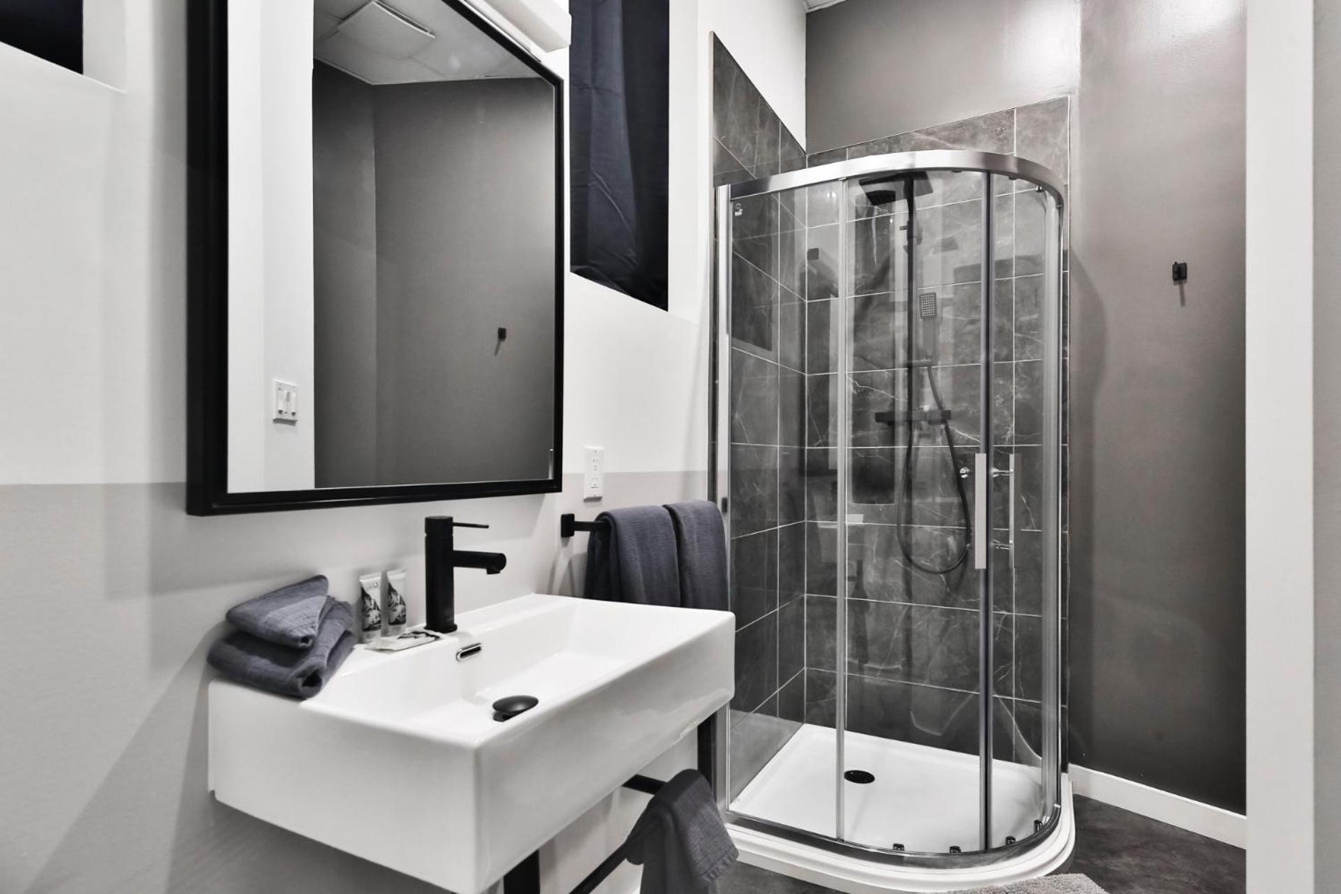 Pod Hotel Монреал Екстериор снимка
